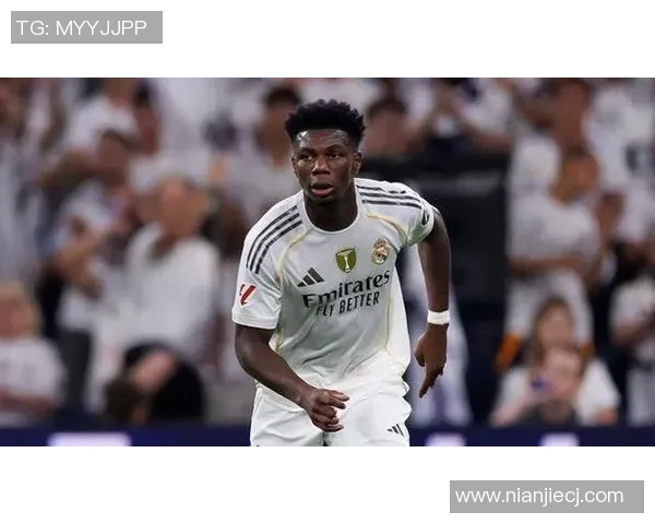 足球明星左腿受伤瞬间曝光女球迷心痛不已引发热议