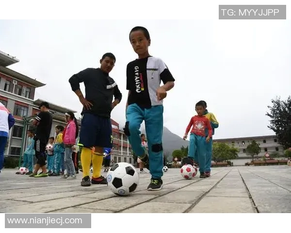 足球明星亲自带孩子训练传授技巧与热爱激发未来足球梦想